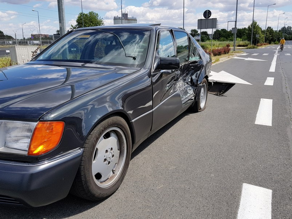 Wymusił pierwszeństwo i uderzył w mercedesa. Obyło się bez poszkodowanych