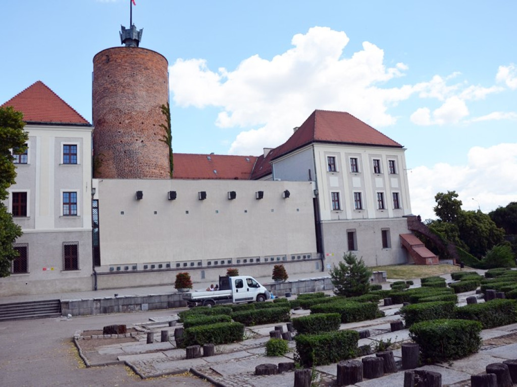 Trawa wykoszona, drzewa podcięte. Ławki świeżo malowane, więc schną. Wielkie przygotowania do wizyty prezydenta
