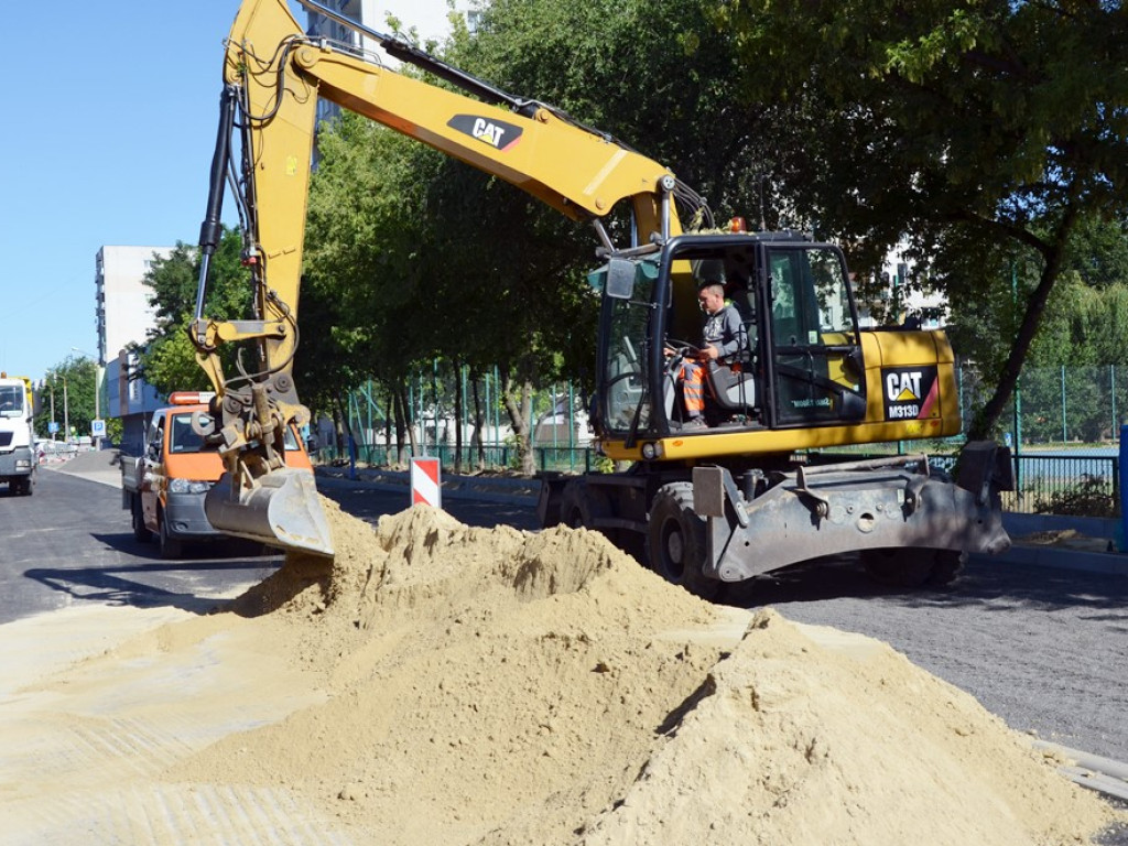Na budowie praca wre, bo minęły upały. - Teraz to przyspieszymy! - zapewniają drogowcy