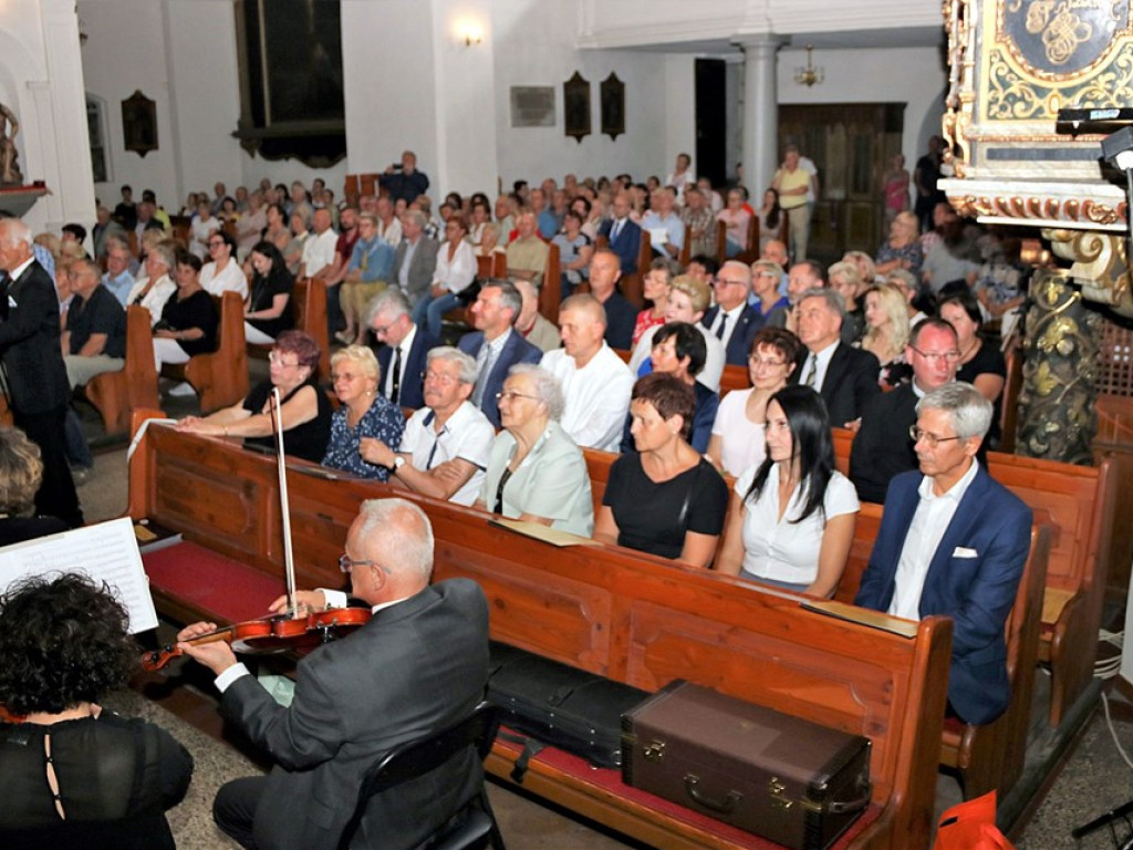 Jubileusz sławskiego chóru Cantate Deo - publiczność nagrodziła ich brawami