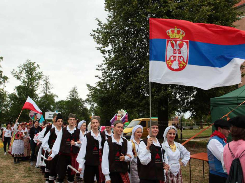 Kolorowa, folklorystyczna niedziela przy pałacu - spotkanie kultur w Jerzmanowej