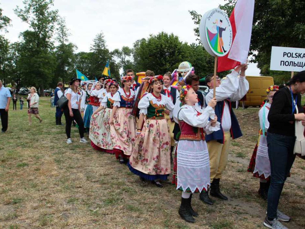 Kolorowa, folklorystyczna niedziela przy pałacu - spotkanie kultur w Jerzmanowej