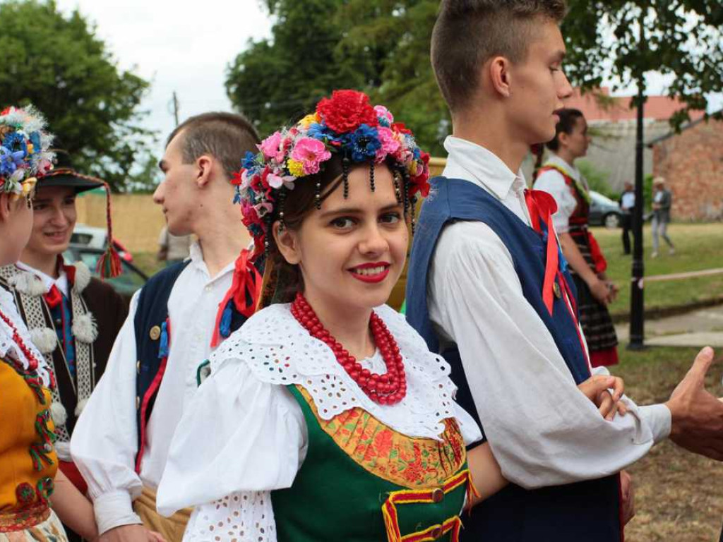 Kolorowa, folklorystyczna niedziela przy pałacu - spotkanie kultur w Jerzmanowej