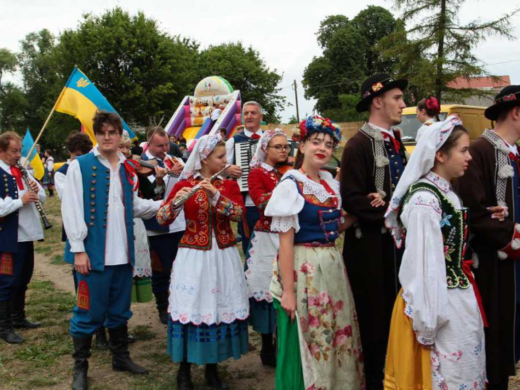 Kolorowa, folklorystyczna niedziela przy pałacu - spotkanie kultur w Jerzmanowej