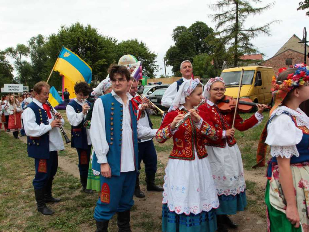 Kolorowa, folklorystyczna niedziela przy pałacu - spotkanie kultur w Jerzmanowej