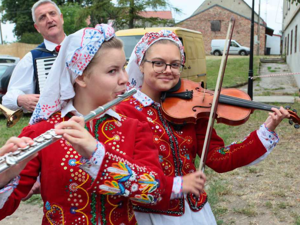 Kolorowa, folklorystyczna niedziela przy pałacu - spotkanie kultur w Jerzmanowej