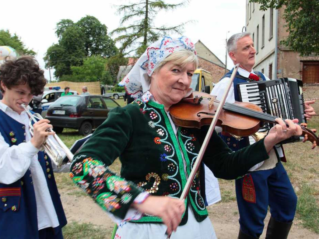 Kolorowa, folklorystyczna niedziela przy pałacu - spotkanie kultur w Jerzmanowej
