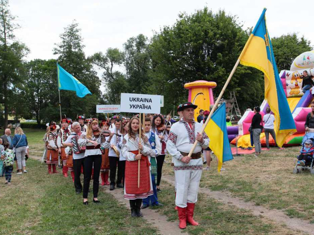 Kolorowa, folklorystyczna niedziela przy pałacu - spotkanie kultur w Jerzmanowej