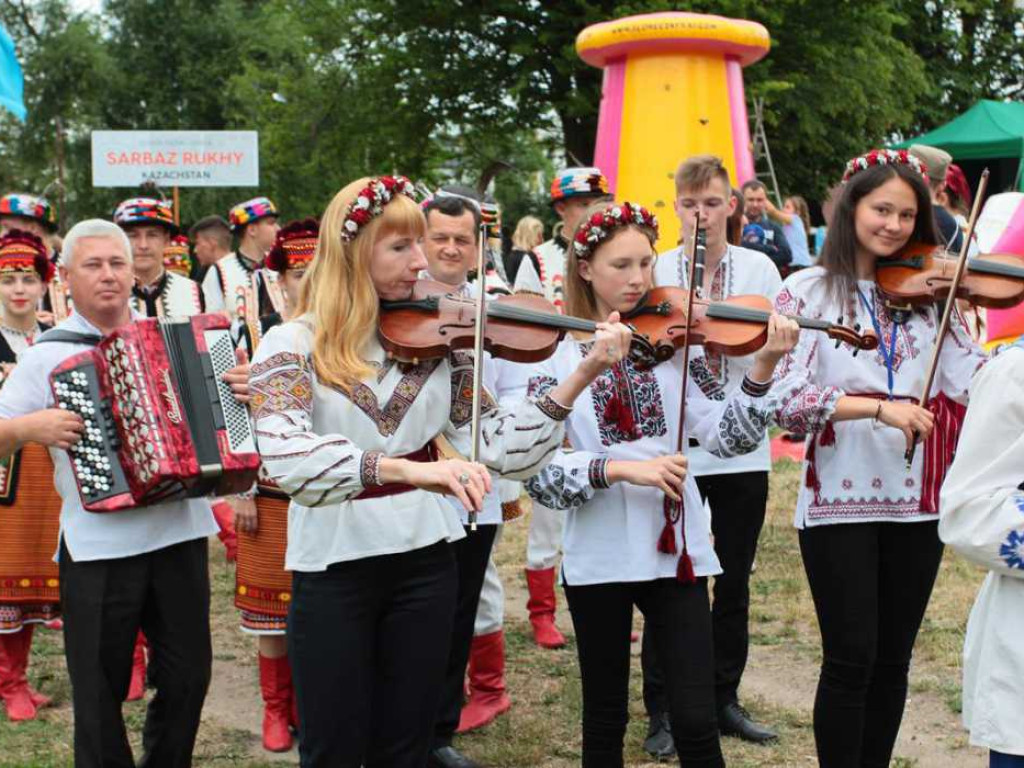 Kolorowa, folklorystyczna niedziela przy pałacu - spotkanie kultur w Jerzmanowej