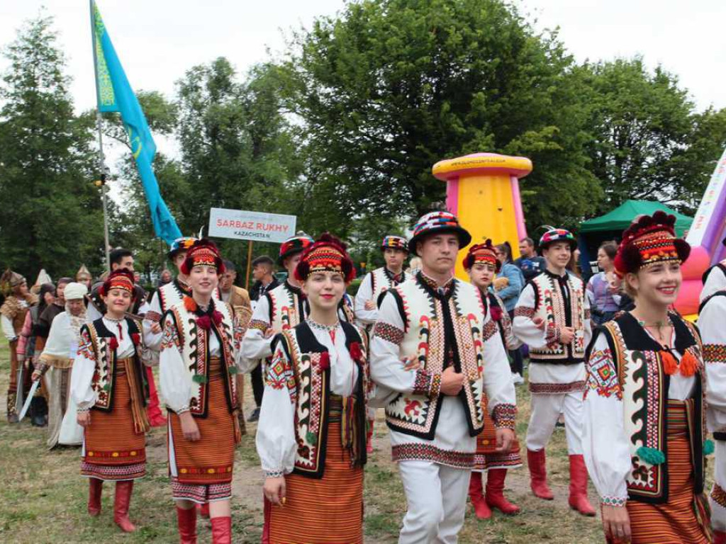 Kolorowa, folklorystyczna niedziela przy pałacu - spotkanie kultur w Jerzmanowej