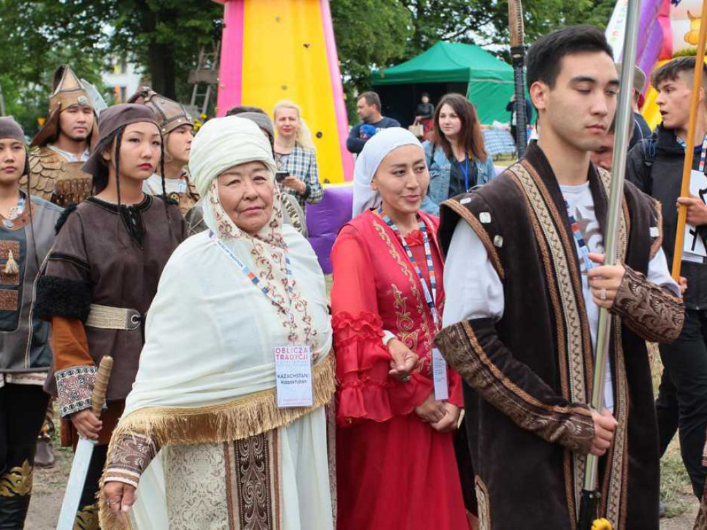 Kolorowa, folklorystyczna niedziela przy pałacu - spotkanie kultur w Jerzmanowej