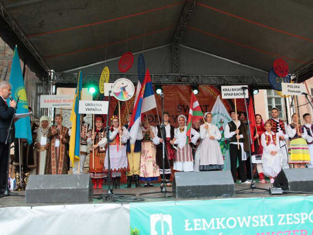 Kolorowa, folklorystyczna niedziela przy pałacu - spotkanie kultur w Jerzmanowej