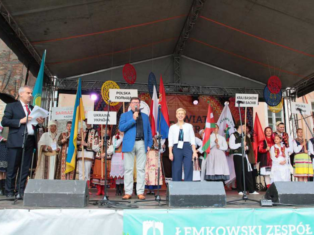 Kolorowa, folklorystyczna niedziela przy pałacu - spotkanie kultur w Jerzmanowej