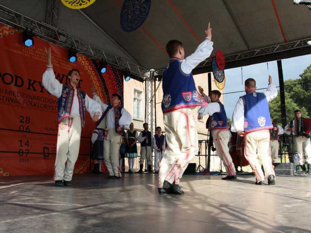 Kolorowa, folklorystyczna niedziela przy pałacu - spotkanie kultur w Jerzmanowej