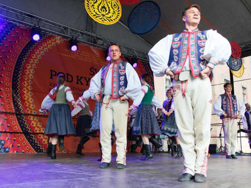 Kolorowa, folklorystyczna niedziela przy pałacu - spotkanie kultur w Jerzmanowej