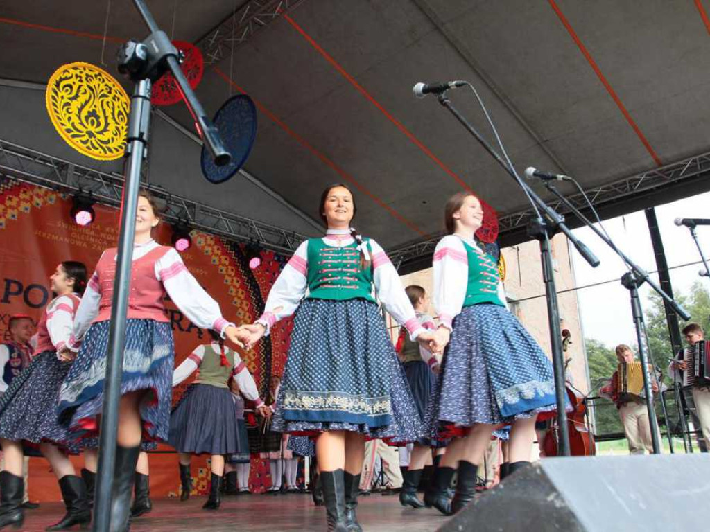 Kolorowa, folklorystyczna niedziela przy pałacu - spotkanie kultur w Jerzmanowej