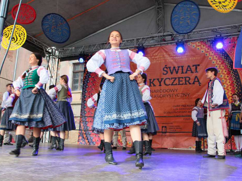 Kolorowa, folklorystyczna niedziela przy pałacu - spotkanie kultur w Jerzmanowej