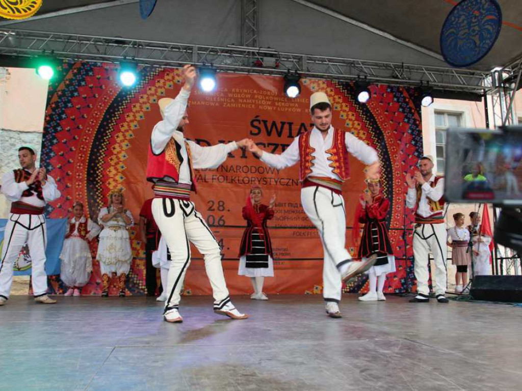 Kolorowa, folklorystyczna niedziela przy pałacu - spotkanie kultur w Jerzmanowej