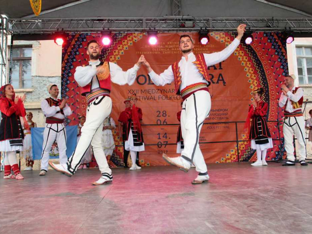 Kolorowa, folklorystyczna niedziela przy pałacu - spotkanie kultur w Jerzmanowej