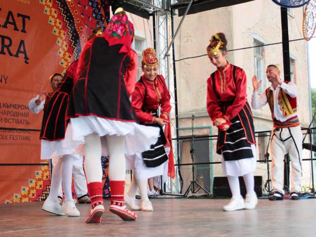 Kolorowa, folklorystyczna niedziela przy pałacu - spotkanie kultur w Jerzmanowej