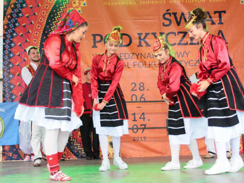 Kolorowa, folklorystyczna niedziela przy pałacu - spotkanie kultur w Jerzmanowej
