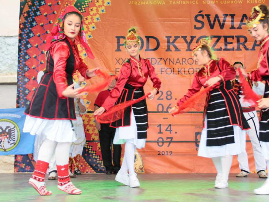 Kolorowa, folklorystyczna niedziela przy pałacu - spotkanie kultur w Jerzmanowej