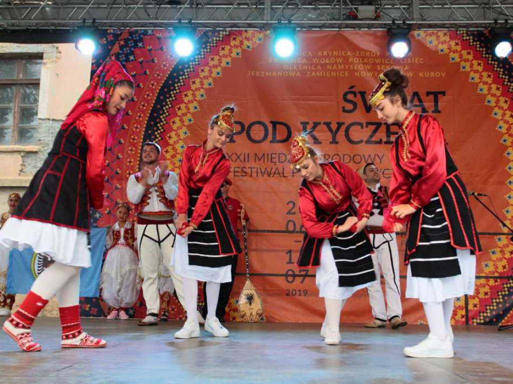Kolorowa, folklorystyczna niedziela przy pałacu - spotkanie kultur w Jerzmanowej