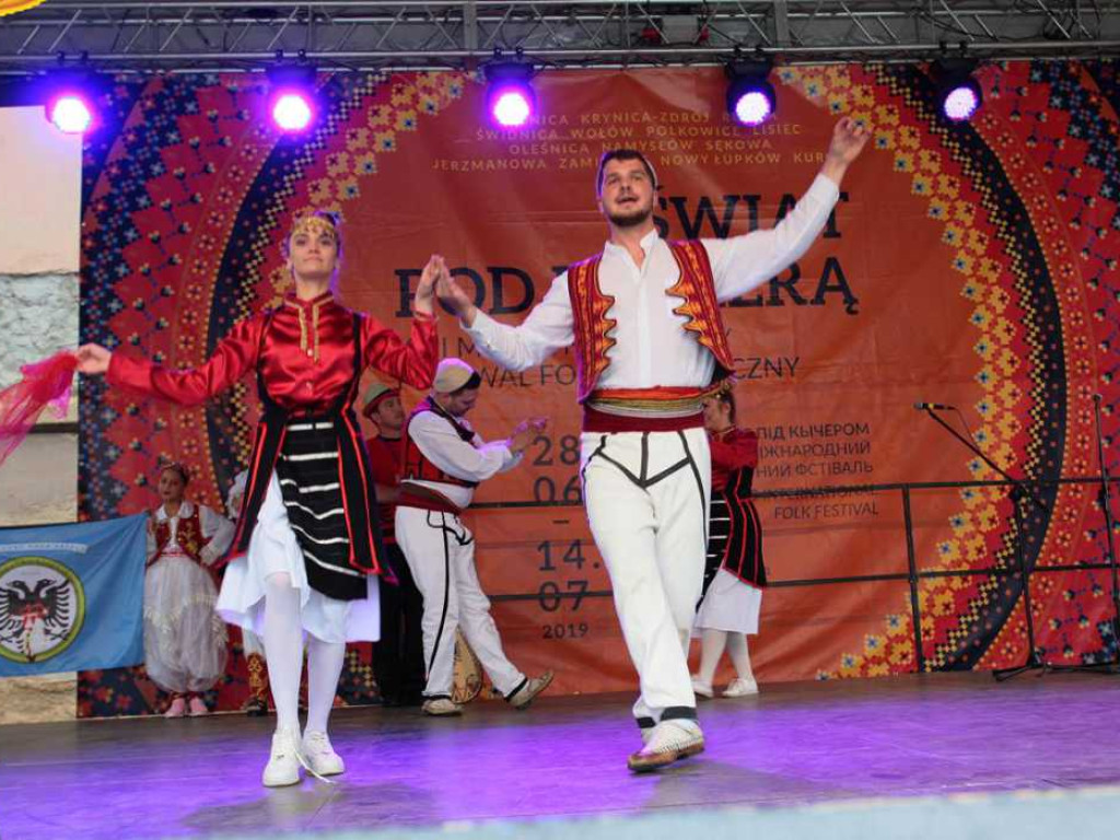 Kolorowa, folklorystyczna niedziela przy pałacu - spotkanie kultur w Jerzmanowej