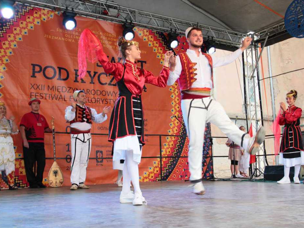 Kolorowa, folklorystyczna niedziela przy pałacu - spotkanie kultur w Jerzmanowej