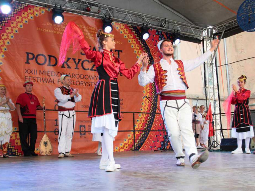 Kolorowa, folklorystyczna niedziela przy pałacu - spotkanie kultur w Jerzmanowej