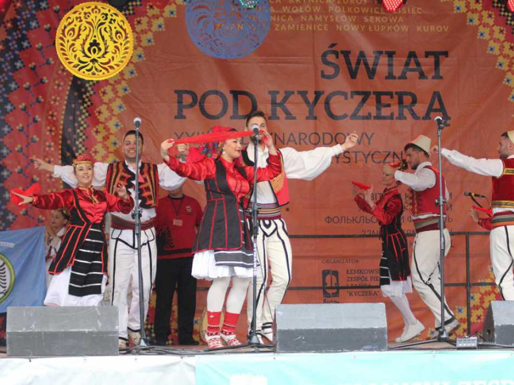 Kolorowa, folklorystyczna niedziela przy pałacu - spotkanie kultur w Jerzmanowej