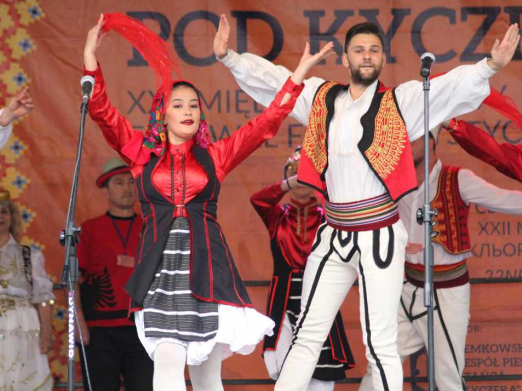 Kolorowa, folklorystyczna niedziela przy pałacu - spotkanie kultur w Jerzmanowej