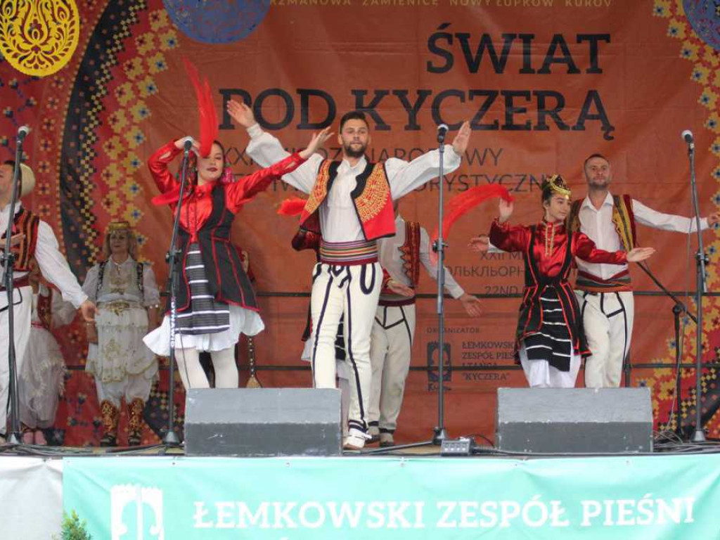 Kolorowa, folklorystyczna niedziela przy pałacu - spotkanie kultur w Jerzmanowej