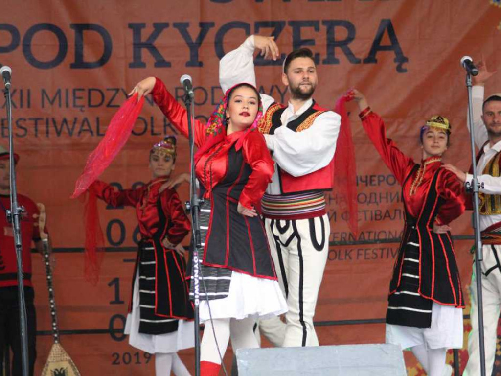 Kolorowa, folklorystyczna niedziela przy pałacu - spotkanie kultur w Jerzmanowej