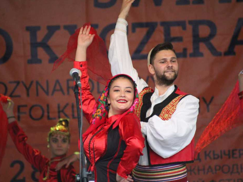 Kolorowa, folklorystyczna niedziela przy pałacu - spotkanie kultur w Jerzmanowej