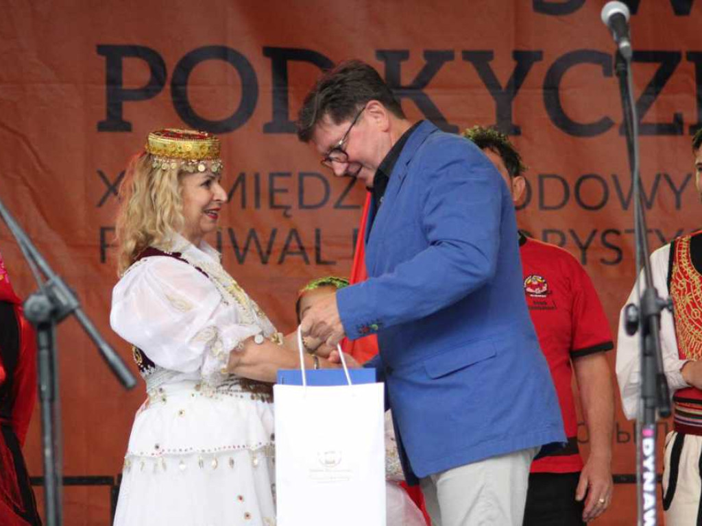 Kolorowa, folklorystyczna niedziela przy pałacu - spotkanie kultur w Jerzmanowej