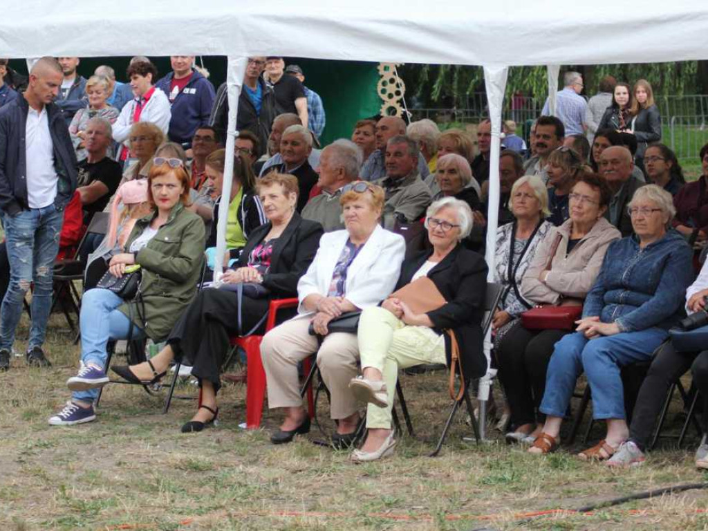 Kolorowa, folklorystyczna niedziela przy pałacu - spotkanie kultur w Jerzmanowej