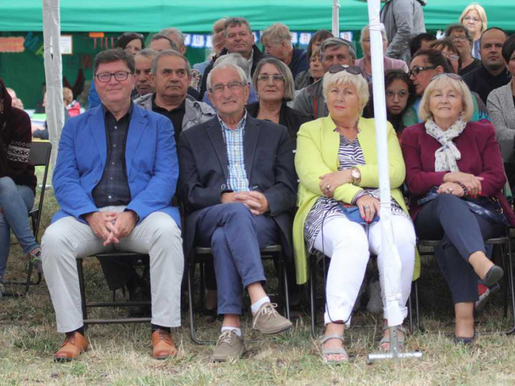 Kolorowa, folklorystyczna niedziela przy pałacu - spotkanie kultur w Jerzmanowej