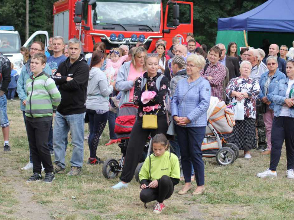 Kolorowa, folklorystyczna niedziela przy pałacu - spotkanie kultur w Jerzmanowej