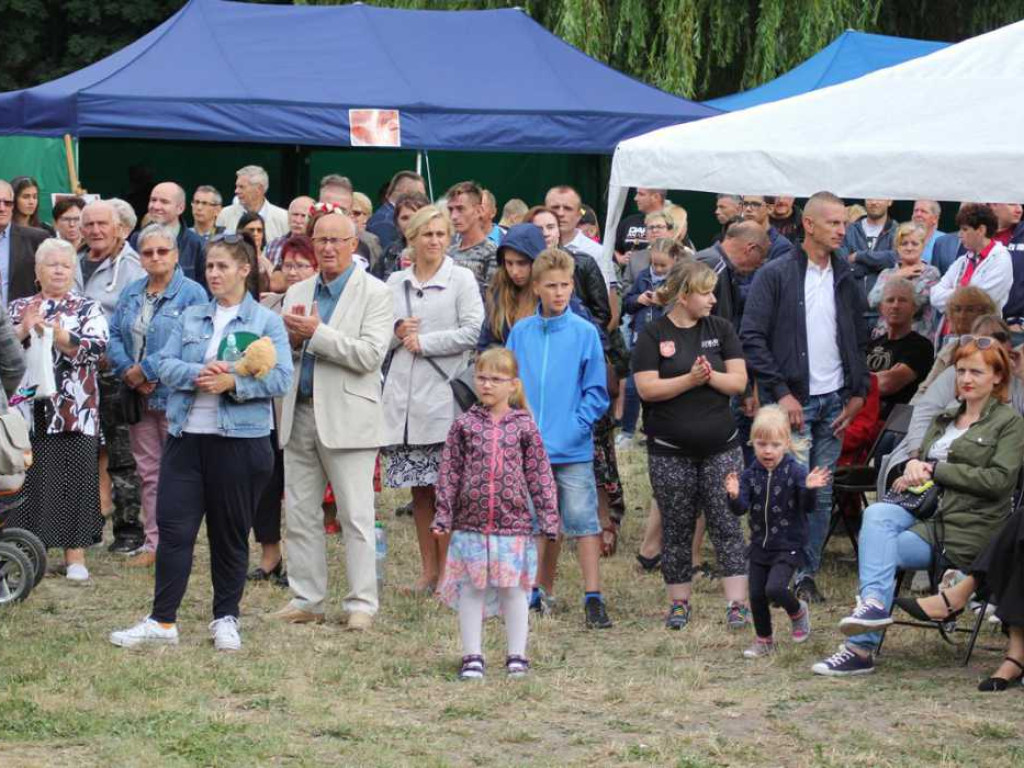 Kolorowa, folklorystyczna niedziela przy pałacu - spotkanie kultur w Jerzmanowej