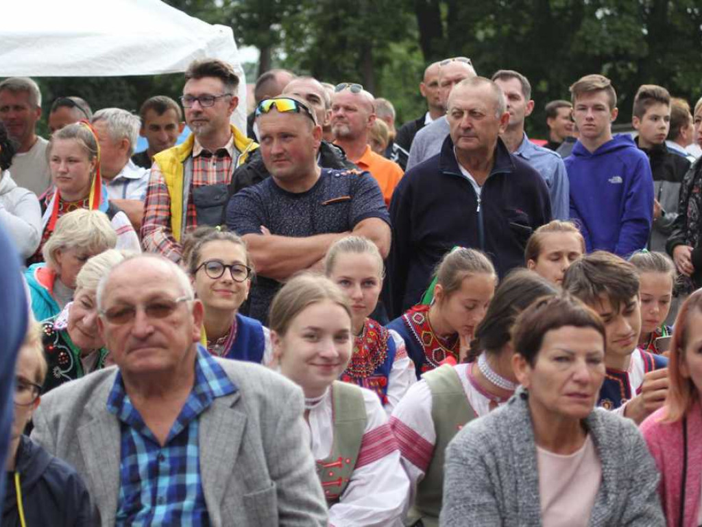 Kolorowa, folklorystyczna niedziela przy pałacu - spotkanie kultur w Jerzmanowej
