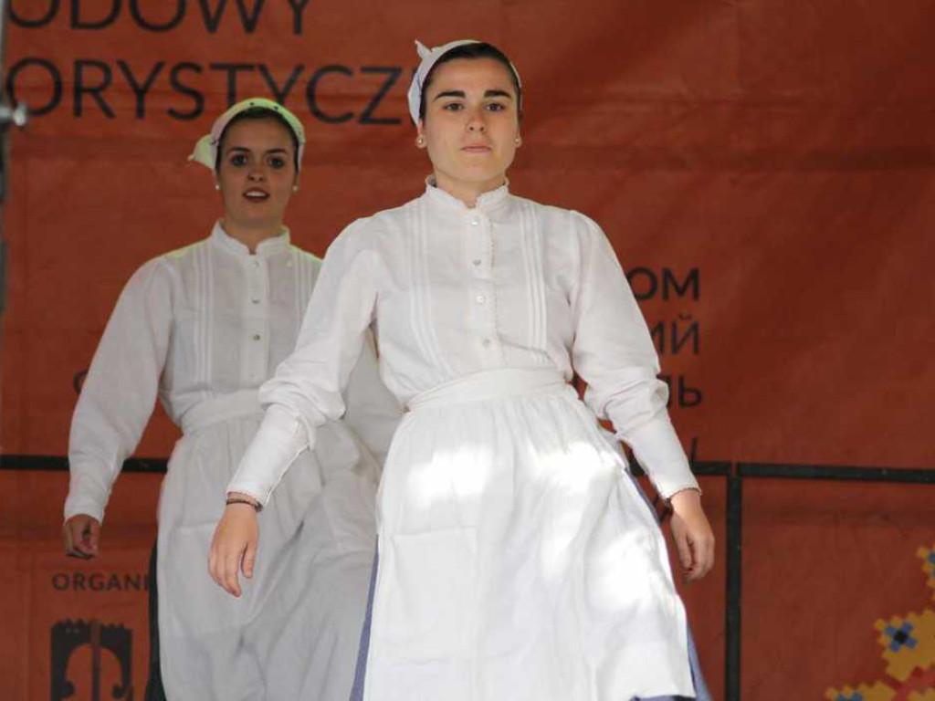 Kolorowa, folklorystyczna niedziela przy pałacu - spotkanie kultur w Jerzmanowej