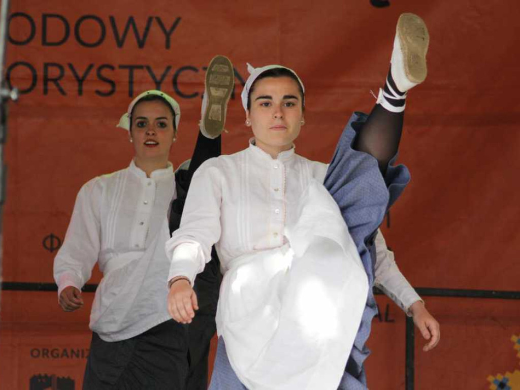 Kolorowa, folklorystyczna niedziela przy pałacu - spotkanie kultur w Jerzmanowej