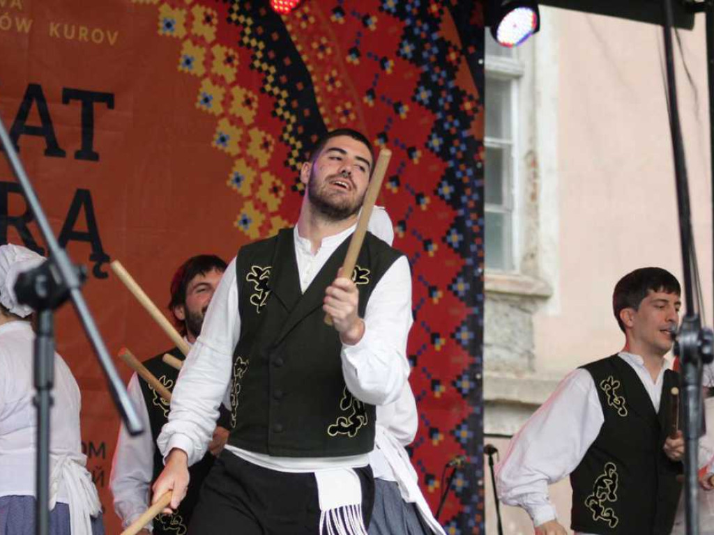 Kolorowa, folklorystyczna niedziela przy pałacu - spotkanie kultur w Jerzmanowej