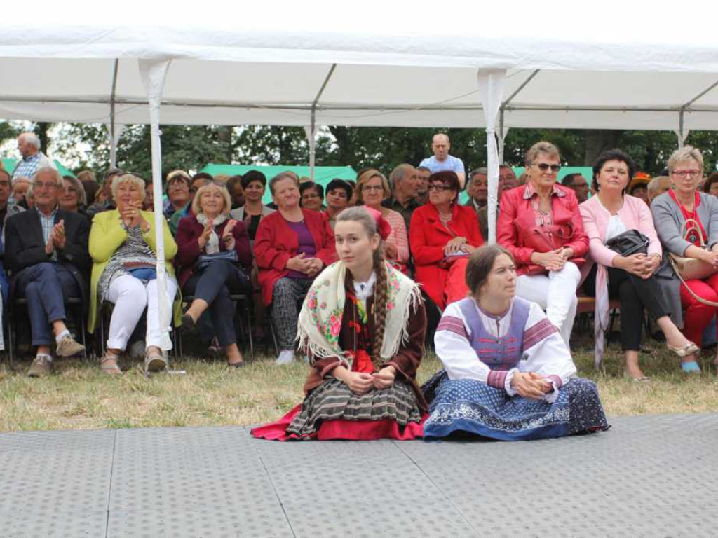 Kolorowa, folklorystyczna niedziela przy pałacu - spotkanie kultur w Jerzmanowej