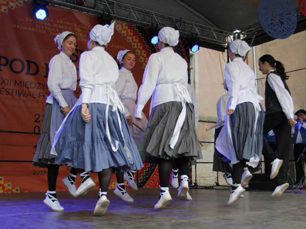 Kolorowa, folklorystyczna niedziela przy pałacu - spotkanie kultur w Jerzmanowej