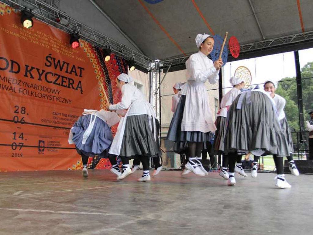 Kolorowa, folklorystyczna niedziela przy pałacu - spotkanie kultur w Jerzmanowej