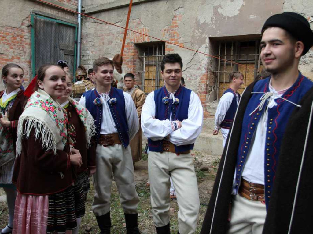Kolorowa, folklorystyczna niedziela przy pałacu - spotkanie kultur w Jerzmanowej