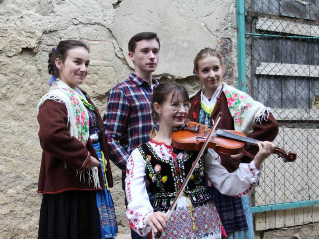 Kolorowa, folklorystyczna niedziela przy pałacu - spotkanie kultur w Jerzmanowej