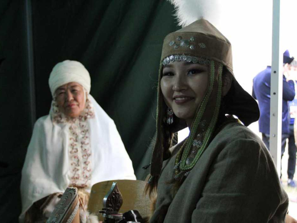 Kolorowa, folklorystyczna niedziela przy pałacu - spotkanie kultur w Jerzmanowej